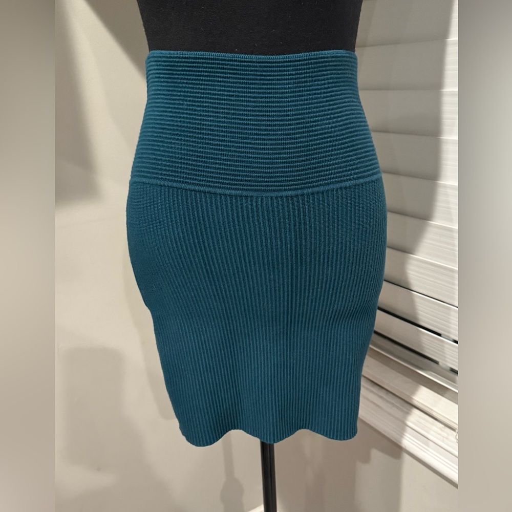 HOUSE OF HARLOW 1960
Ribbed Turquoise Sculpt Mini Skirt